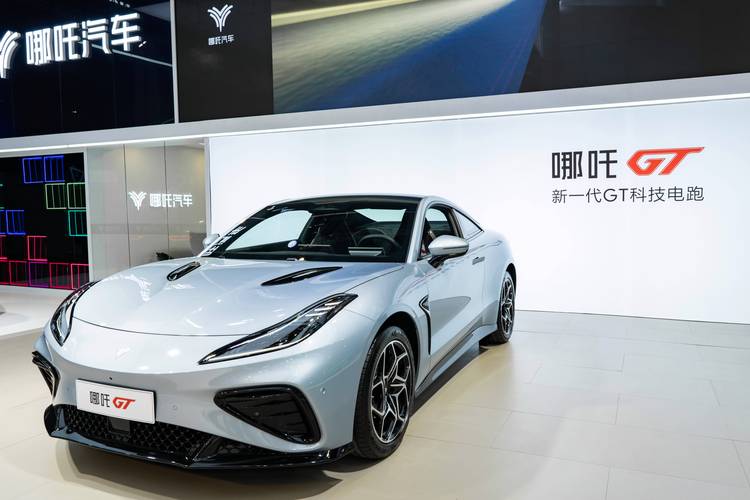 广州33哪吒汽车在智能汽车领域的表现，领途汽车在新能源汽车市场中的影响力